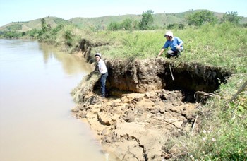 Sand dredging causes landslides along the banks of Krong No River (Photo: SGGP)